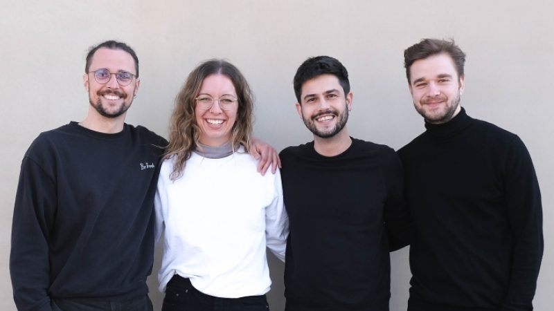 Vier Menschen schauen freundlich in die Kamera.