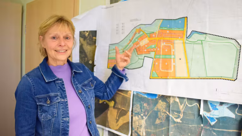 Heidrun Eger vom Bauamt der Gemeinde Elsterheide zeigt den Bebauungsplan f&uuml;r ein Areal am Geierswalder See.
Quelle: Juliane Mietzsch