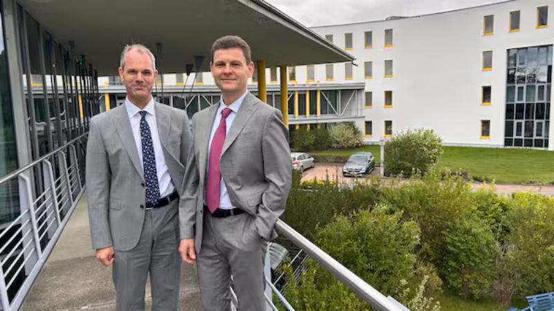 Christian Kummerfeldt (links) und Tobias Kr&uuml;ger sind die Gesch&auml;ftsf&uuml;hrer der neuen Varialux-nmd GmbH, die den Betrieb des Traditionsbetriebs Varialux &uuml;bernommen hat.
Quelle: Verena Belzer/SZ
