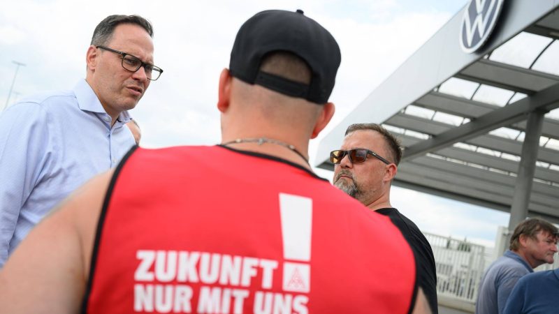 Wirtschaftsminister Dirk Panter (SPD) hat ein Joint Venture mit einem chinesischen Hersteller f&uuml;r das VW-Werk in Zwickau bereits mehrfach ins Spiel gebracht. (Archvibild)
Quelle: Hendrik Schmidt/dpa