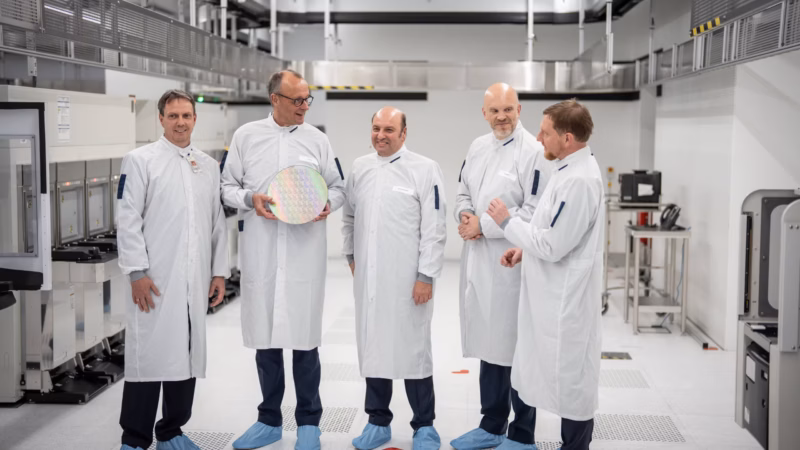 Auf diese Herren kommt es an, dass Sachsen von der neuen europ&auml;ischen Halbleiterstrategie profitieren kann. Der Antrittsbesuch von Bundeskanzler Friedrich Merz in Sachsen f&uuml;hrte ihn im Oktober 2025 auch zu Globalfoundries. Links neben ihm: Jens Kober, Bereichsleiter bei Globalfoundries, rechts von Merz: Manfred Horstmann, Gesch&auml;ftsf&uuml;hrer in Dresden, Tim Breen, Konzernchef von Globalfoundries und Sachsens Ministerpr&auml;sident Michael Kretschmer (CDU).
Quelle: IMAGO/Chris Emil Jan&szlig;en