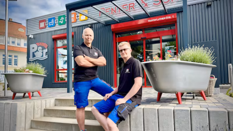 Michael und Alexander Penter vor dem Firmensitz in der Martin-Luther-Stra&szlig;e 1 in Neugersdorf. Der Familienbetrieb feiert in diesem Jahr 60. Geburtstag. Dazu gibt es am 6. Juni eine Hausmesse.
Michael und Alexander Penter vor dem Firmensitz in der Martin-Luther-Stra&szlig;e 1 in Neugersdorf. Der Familienbetrieb feiert in diesem Jahr 60. Geburtstag. Dazu gibt es am 6. Juni eine Hausmesse.
Quelle: Matthias Weber
