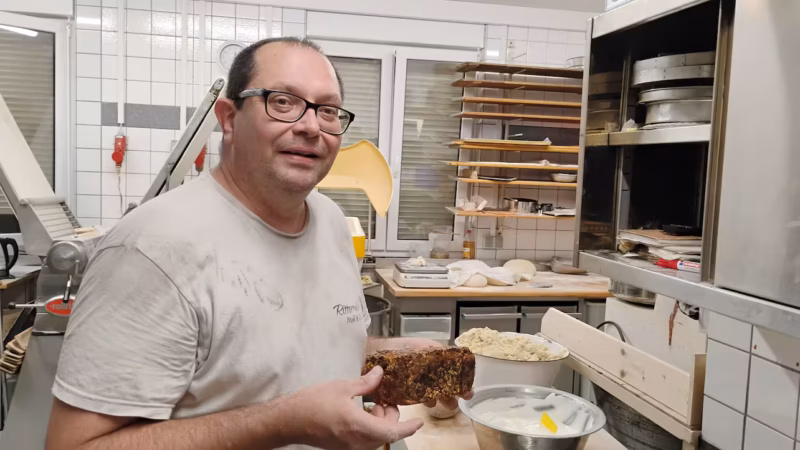 B&auml;cker Lars P&auml;tzold mit einem seiner Urkornbrote.
Quelle: privat