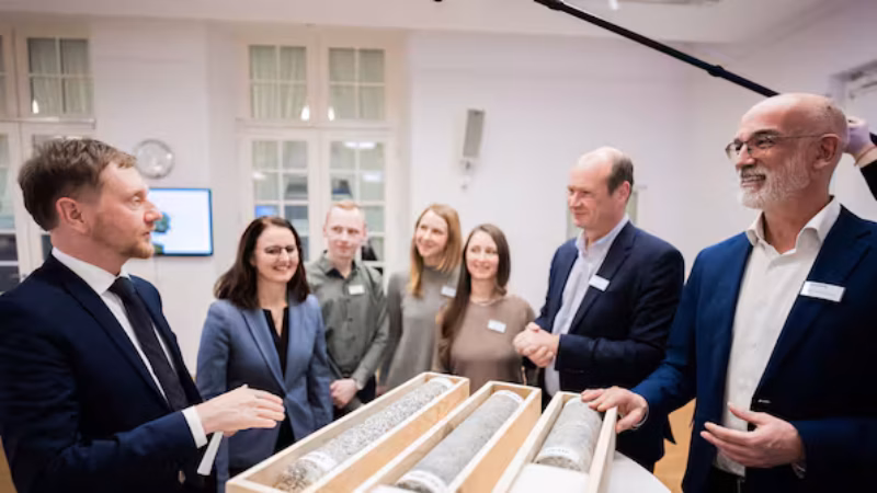 Michael Kretschmer, Geophysiker Andreas Rietbrock und Astroteilchenphysiker Christian Stegmann (v.li.) an Granitproben aus der Oberlausitz.
Quelle: TU Dresden/Christoph Soeder