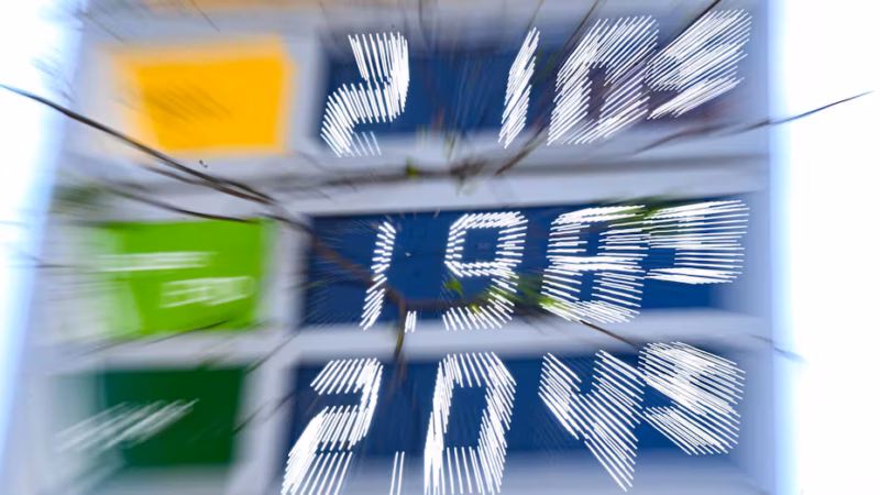 Seit dem 1. April schreibt die 12-Uhr-Regel vor, dass Tankstellen nur einmal am Tag - um 12 Uhr mittags - die Preise anheben d&uuml;rfen. (Symbolbild)
Quelle: Bernd Wei&szlig;brod/dpa