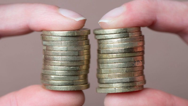 Der Lohnunterschied zwischen den ostdeutschen Bundesl&auml;ndern und dem Rest der Republik ist auch 30 Jahre nach der Wende noch erheblich.
Quelle: Sebastian Kahnert/dpa