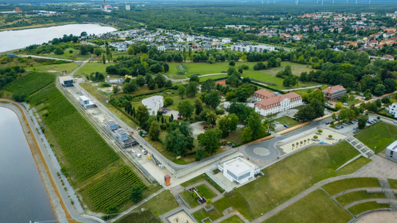 Am Gro&szlig;r&auml;schener See: Die IBA-Terrassen, einst Zentrum der Internationalen Bauausstellung in der Lausitz, werden jetzt f&uuml;r mehr als 20 Millionen Euro umgebaut. Dazukommen werden eine Energiezentrale und ein Besucherstollen.
Quelle: Dittrich