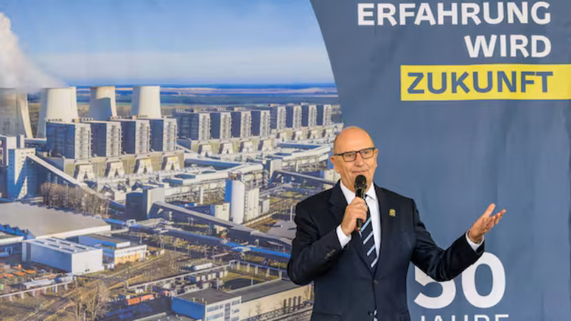 Brandenburgs Ministerpr&auml;sident Dietmar Woidke (SPD) feiert mit der Leag 50 Jahre Geschichte des Kraftwerks J&auml;nschwalde. Ende 2028 soll Schluss sein.
Quelle: Frank Hammerschmidt/dpa