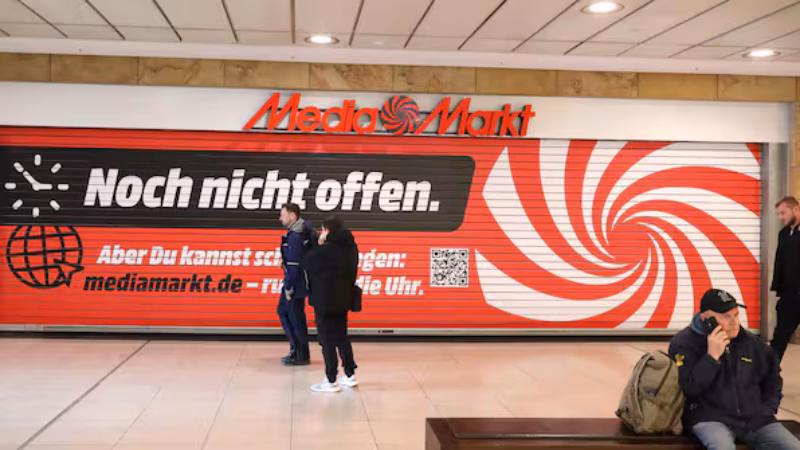 MediaMarkt statt Saturn: Im Leipziger Hauptbahnhof ist Saturn weg &ndash; daf&uuml;r empf&auml;ngt die Schwestermarke mit dem roten Logo jetzt die Kundschaft. Zugleich macht sich ein neuer Wettbewerber bereit, in Dresden und Leipzig anzugreifen.
Quelle: Kempner