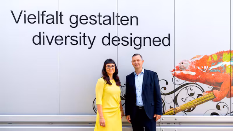 Die Geschwister Mareen und Gregor G&ouml;tz f&uuml;hren gemeinsam den Textilhersteller Vowalon in Treuen. Sie wurden am 8. Mai als Sachsens Unternehmer des Jahres 2026 ausgezeichnet.
Quelle: SMWA/CHRISTIAN SCHNEIDER-BROECKER
