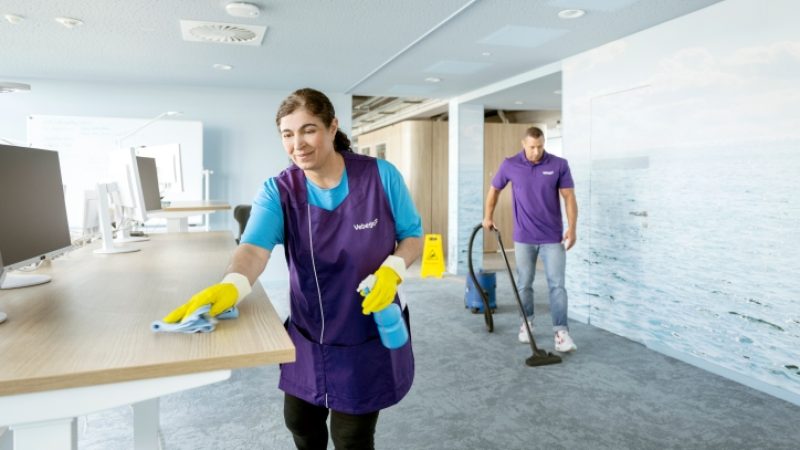 Eine Frau putzt ein Büro