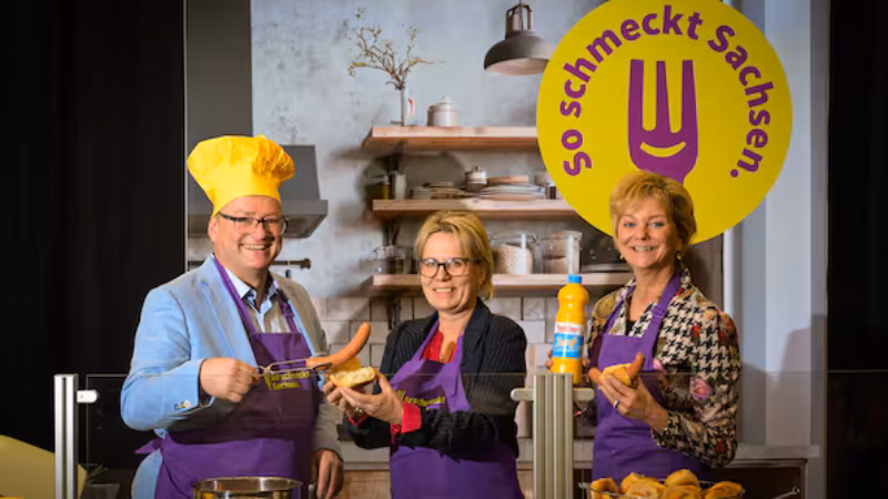 Staatsministerin f&uuml;r Kultur und Tourismus Barbara Klepsch (CDU) gemeinsam mit der Gesch&auml;ftsf&uuml;hrerin der Tourismus Marketing Gesellschaft Sachsen, Veronika Hiebl (rechts), und dem Hauptgesch&auml;ftsf&uuml;hrer des DEHOGA Sachsen, Axel Klein (links), starten die Marke &bdquo;So schmeckt Sachsen&ldquo;. Mit dieser Showk&uuml;che vom Radebeuler Maschinenbau-Unternehmen AUMO GmbH pr&auml;sentieren sie die Idee auf der Agrar-Messe Gr&uuml;ne Woche.
Quelle: SZ/Veit Hengst