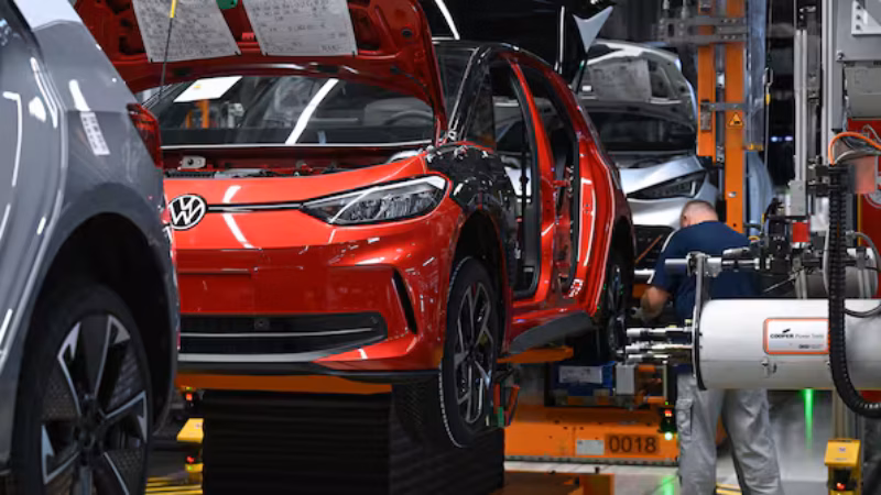 Im Zwickauer VW-Werk werden die Elektrofahrzeuge ID.3 und Cupra Born montiert.
Quelle: Hendrik Schmidt/dpa