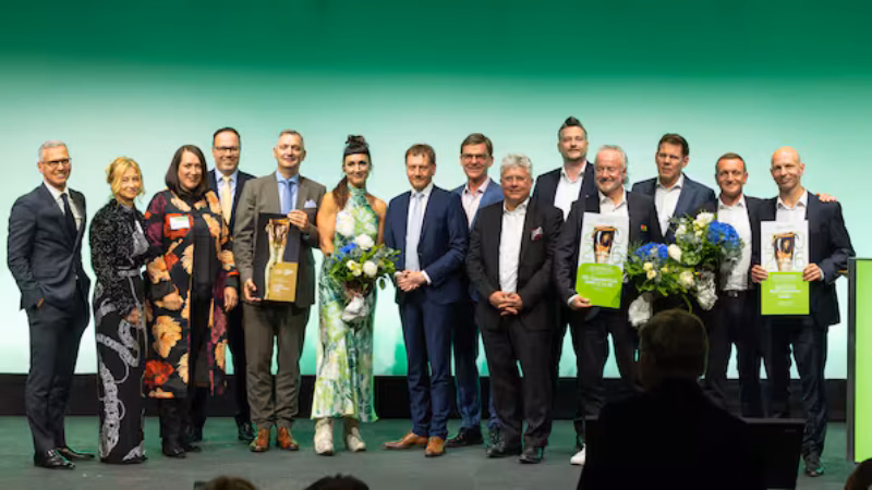 Das Geschwisterpaar Mareen und Gregor G&ouml;tz von der Vowalon GmbH sind Sachsens Unternehmer des Jahres - hier zum Schluss der Gala mit Ministerpr&auml;sident Michael Kretschmer und den Jurymitgliedern auf der B&uuml;hne.
Quelle: Thomas Kretschel