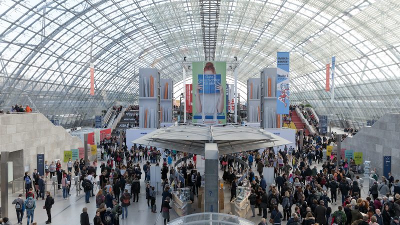 Blick von oben in eine Messehalle.